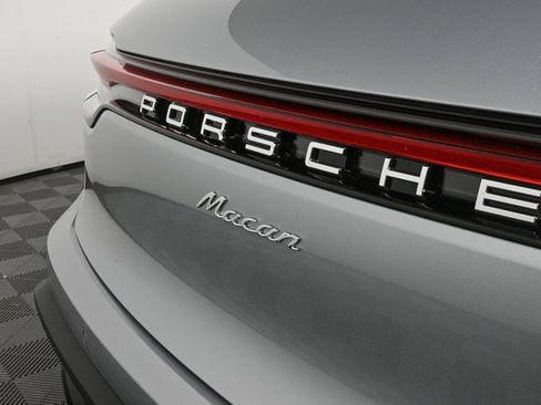 Certified 2025 Porsche Macan image 36