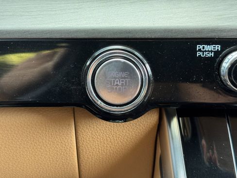 Used 2024 Kia Carnival EX image 21