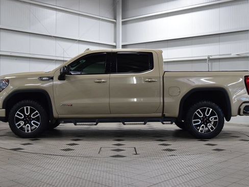Used 2023 GMC Sierra 1500 AT4 w/ AT4 Premium Package AWD/4WD image 4