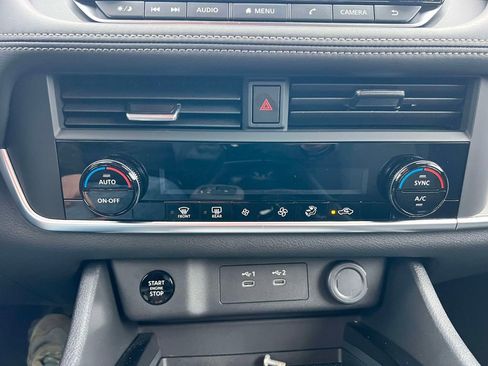 Used 2025 Nissan Rogue SV image 29