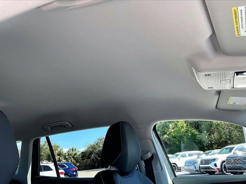 Certified 2025 Volkswagen Tiguan SE image 22