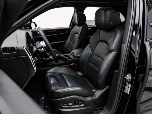 Used 2022 Porsche Cayenne w/ Premium Package image 27