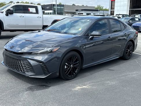 Used 2025 Toyota Camry SE image 7