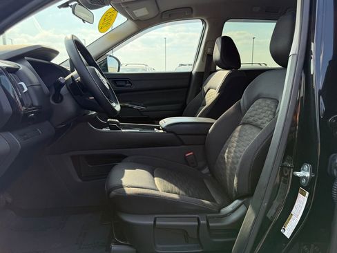 Used 2023 Nissan Pathfinder S image 11