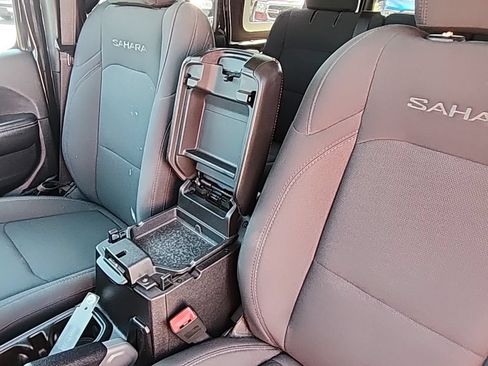 Used 2018 Jeep Wrangler Unlimited Sahara AWD/4WD image 21