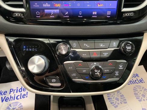 Used 2022 Chrysler Pacifica Touring-L FWD image 10
