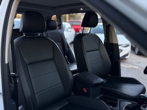 Used 2021 Volkswagen Tiguan SE w/ Panoramic Sunroof Package image 34