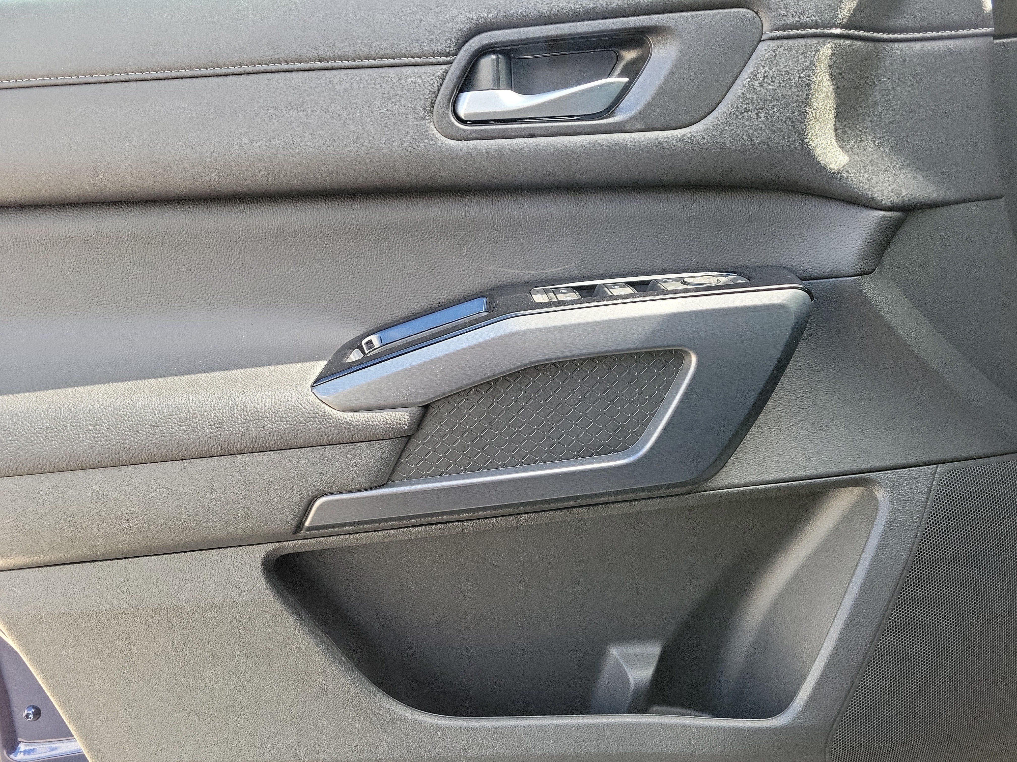 Certified 2025 Nissan Pathfinder SL FWD image 15