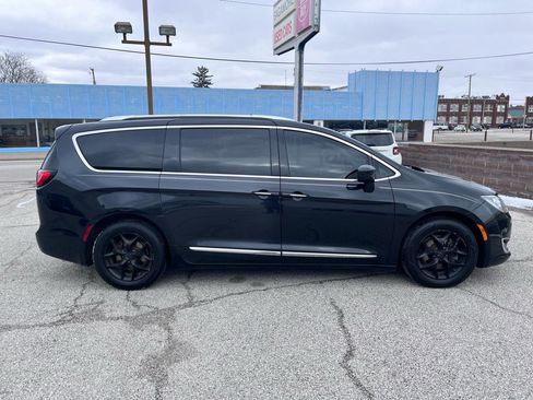 Used 2018 Chrysler Pacifica Touring-L w/ Tire & Wheel Group image 2