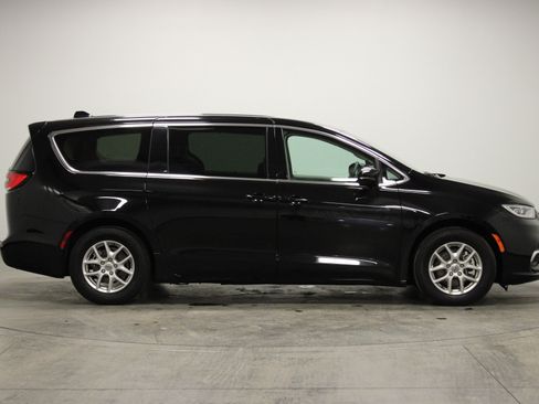 Used 2024 Chrysler Pacifica Touring-L image 9