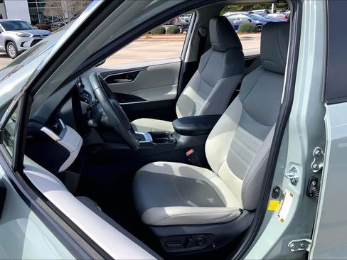 Used 2021 Toyota RAV4 XLE Premium image 8