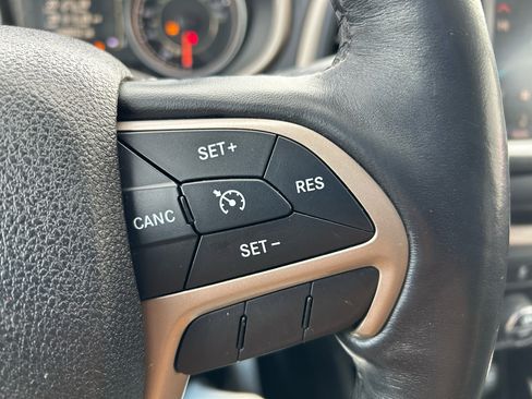 Used 2016 Jeep Cherokee Latitude w/ Comfort & Convenience Group image 18