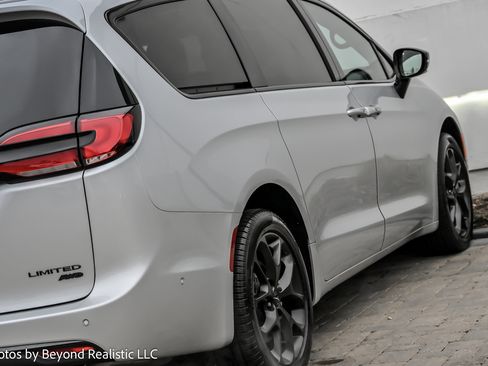 Used 2024 Chrysler Pacifica Limited w/ S Appearance Package image 9