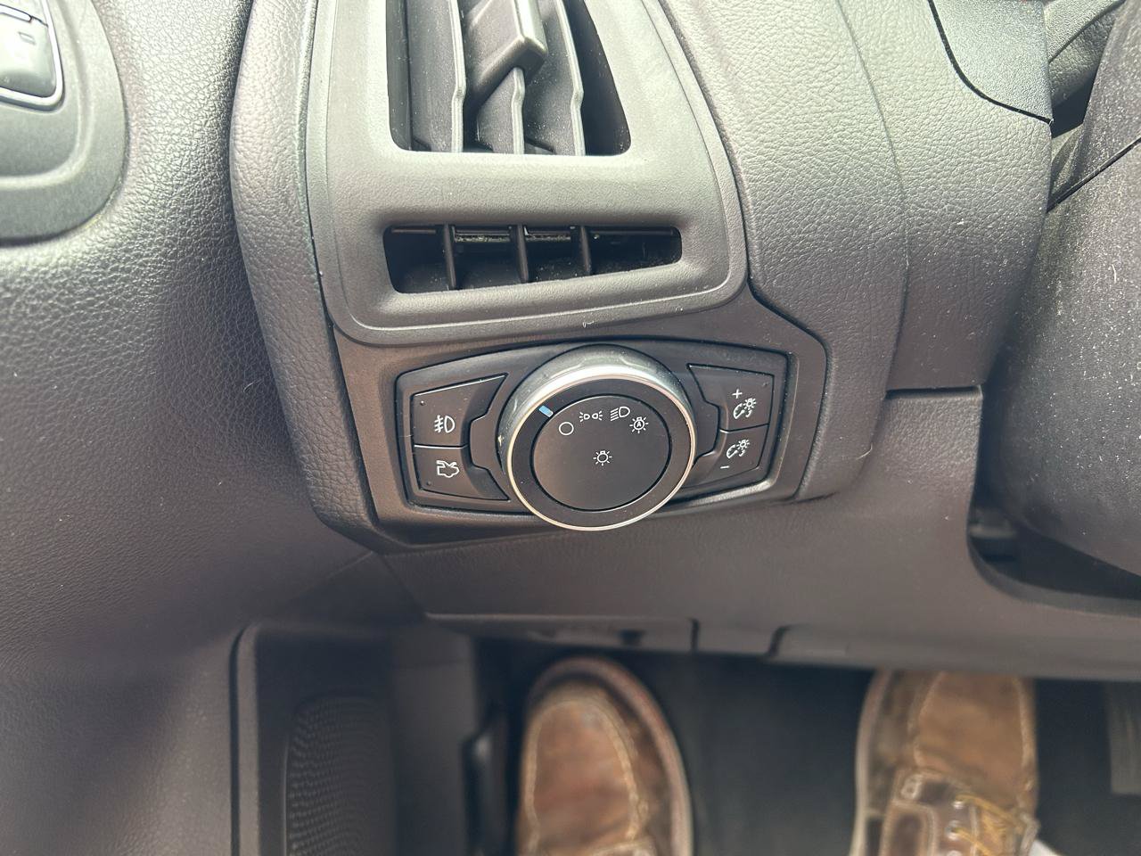 Used 2015 Ford Focus SE w/ Equipment Group 201A FWD image 27
