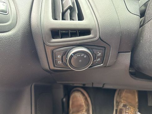 Used 2015 Ford Focus SE w/ Equipment Group 201A FWD image 27