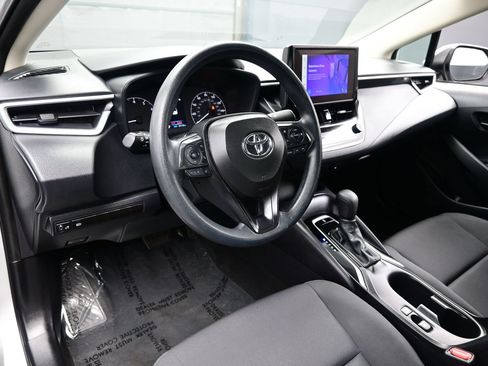 Used 2025 Toyota Corolla LE FWD image 12