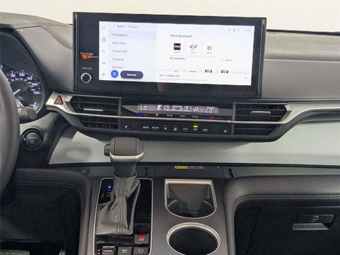 Used 2025 Toyota Sienna XLE w/ XLE Plus Package FWD image 39