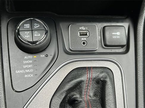 Used 2022 Jeep Cherokee Trailhawk image 28