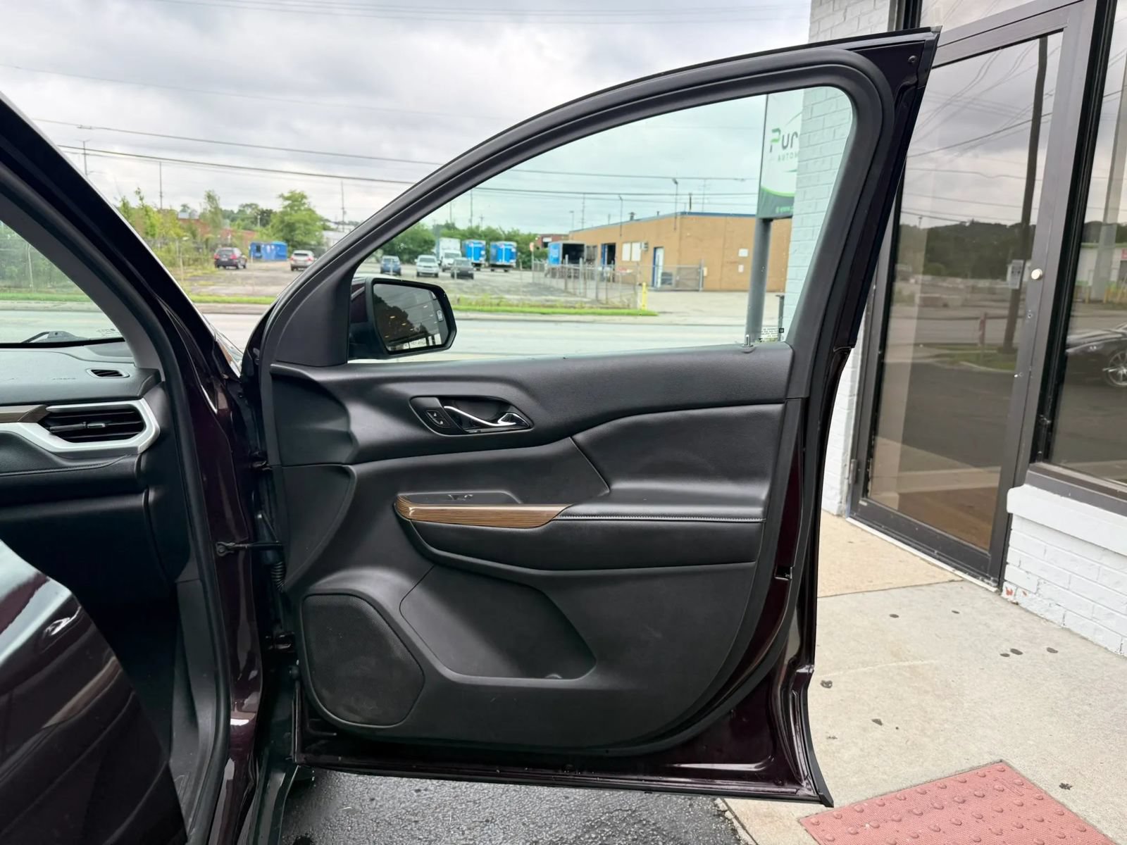 Used 2018 GMC Acadia SLE w/ LPO, Protection Package FWD image 18