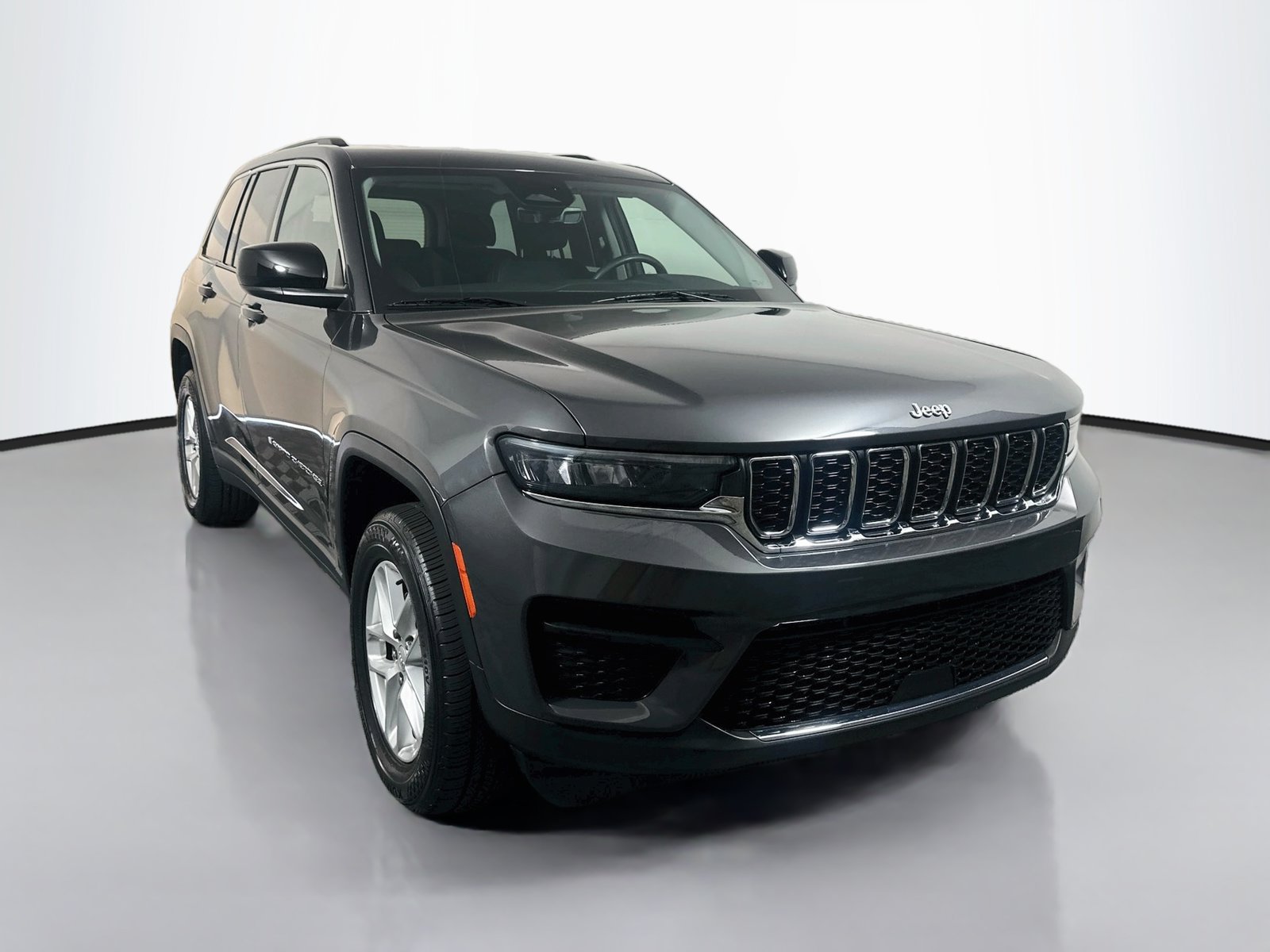 Used 2023 Jeep Grand Cherokee Laredo AWD/4WD image 1