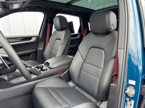 Used 2024 Porsche Cayenne E-Hybrid w/ Premium Package image 44