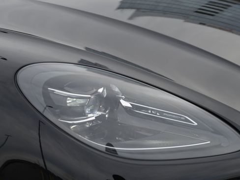 Certified 2025 Porsche Macan image 11