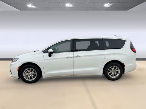 Used 2023 Chrysler Pacifica Touring-L image 2