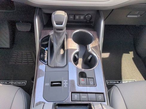 Used 2021 Toyota Highlander Limited image 19