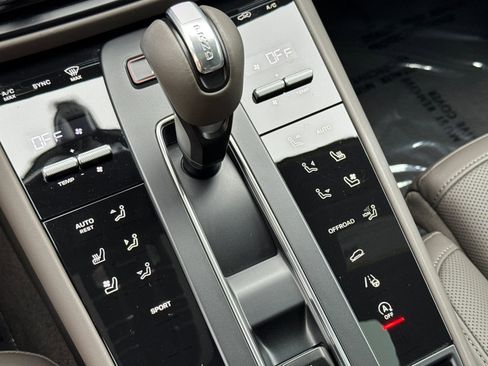 Certified 2025 Porsche Macan AWD/4WD image 25