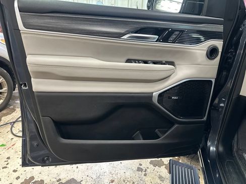Used 2023 Jeep Wagoneer Series III w/ Premium Group I AWD/4WD image 15