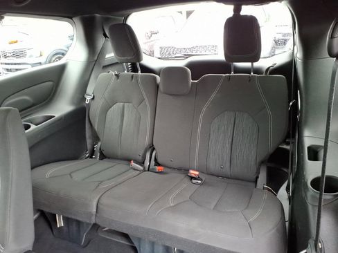 Used 2019 Chrysler Pacifica Touring Plus w/ S Appearance Package FWD image 15