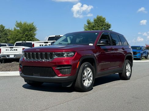 Used 2023 Jeep Grand Cherokee Laredo RWD image 1