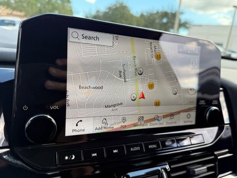 Used 2025 Nissan Pathfinder Platinum image 32