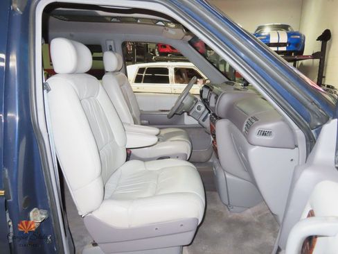 Used 1995 Chrysler Town & Country image 8