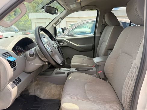 Used 2014 Nissan Frontier SV w/ SV Value Truck Package AWD/4WD image 2