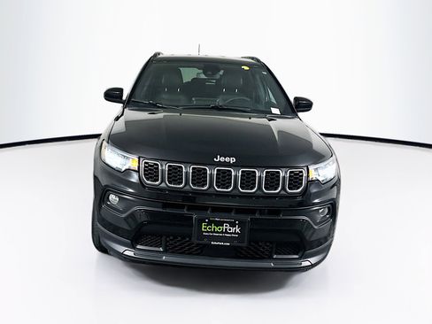 Used 2025 Jeep Compass Latitude AWD/4WD image 2