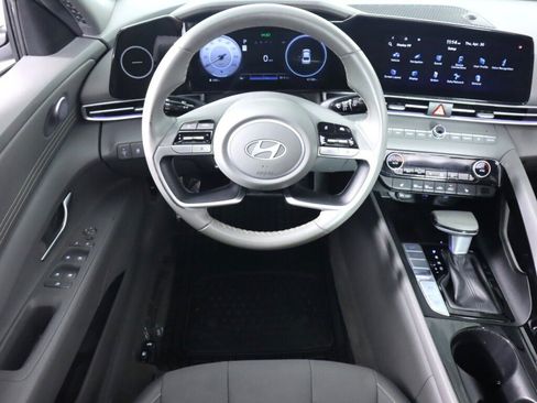 Used 2025 Hyundai Elantra SEL FWD image 33