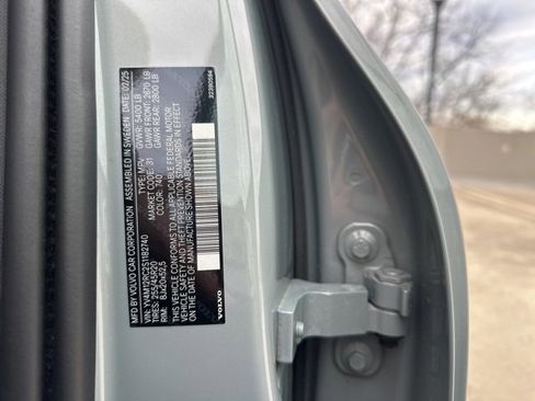 Certified 2025 Volvo XC60 B5 Plus image 33