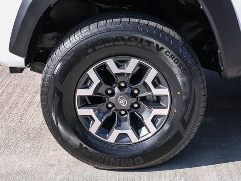 Certified 2022 Toyota Tacoma TRD Off-Road AWD/4WD image 10