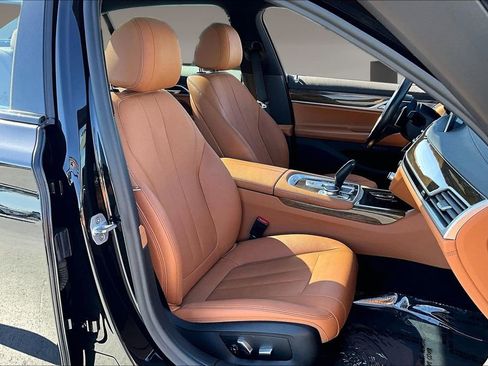 Used 2019 BMW 740i w/ M Sport Package image 27