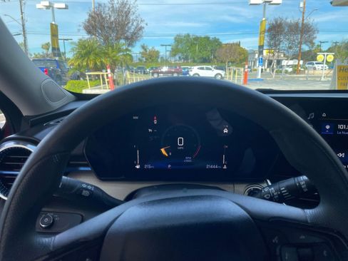 Used 2025 Chevrolet Trax LT image 39