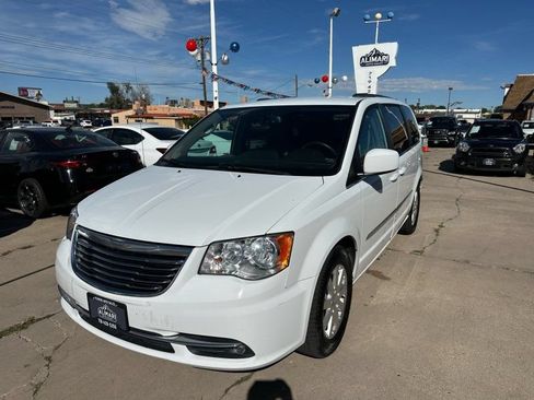Used 2016 Chrysler Town & Country Touring FWD image 3