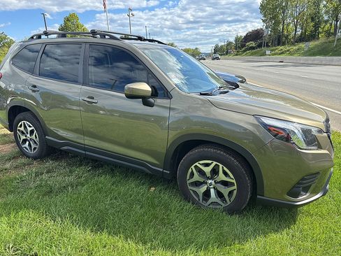 Used 2023 Subaru Forester Premium AWD/4WD image 2