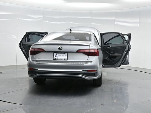 Used 2024 Volkswagen Jetta SE w/ Panoramic Sunroof Package image 39