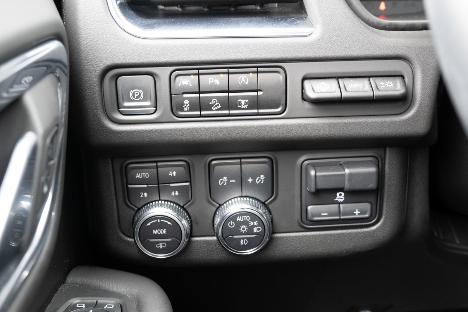 Used 2023 GMC Yukon AT4 w/ AT4 Premium Plus Package AWD/4WD image 10