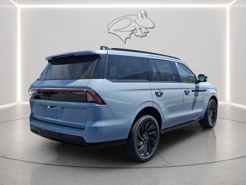 New 2026 Lincoln Navigator Reserve w/ Jet Appearance Package AWD/4WD image 3