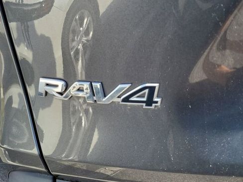Used 2020 Toyota RAV4 LE FWD image 5