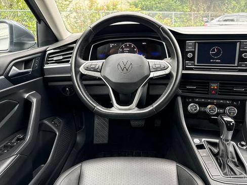 Used 2024 Volkswagen Jetta SE FWD image 17