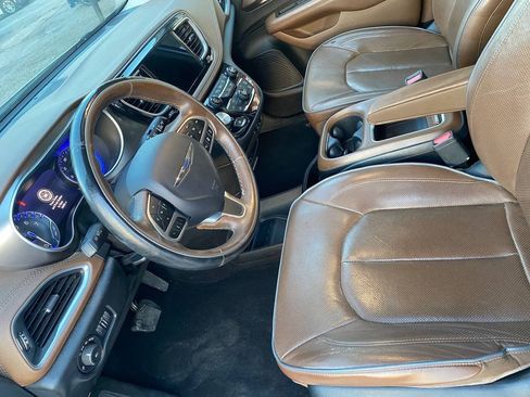 Used 2018 Chrysler Pacifica Limited w/ Tire & Wheel Group FWD image 10