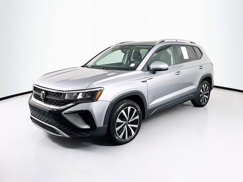 Used 2023 Volkswagen Taos SE w/ Panoramic Sunroof Package image 3